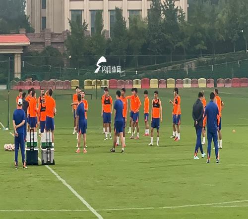 京鲁大战一触即发山东泰山队赛前训练共24人参加