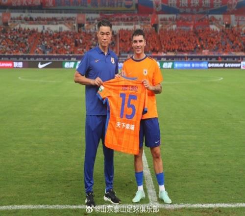 比赛赛前，泰山总经理宿茂臻为新援路易斯洛佩斯颁发15号球衣