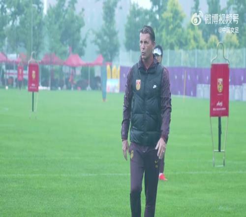 中国U20女足备战亚预赛，主帅科林贝尔讲述近一年带队的感受