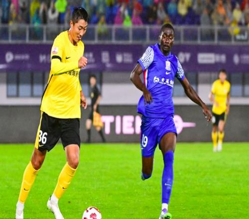 11打9！中超争冠豪门21逆转对手队长踹人+前国脚骂裁判双双染红