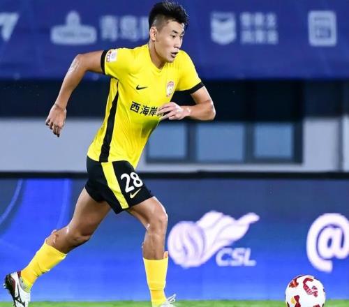 诡异！中超争冠关键战，2老将“主动”拿红牌离场，表现莫名其妙