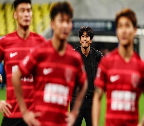 蓉城亚冠主场首负！媒体人热议：踢得稀巴烂，替补真打不过8外援