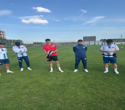 梅开二度！延边龙鼎前锋黄振飞领取中甲第10轮最佳球员奖杯