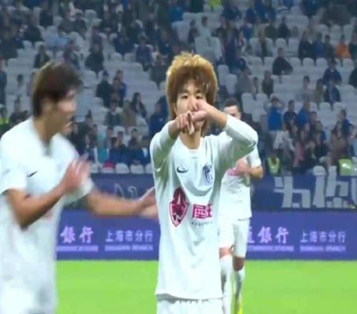 12！申花后防“乱成一锅粥”，遭大连队连入2球，吴曦闪转腾挪