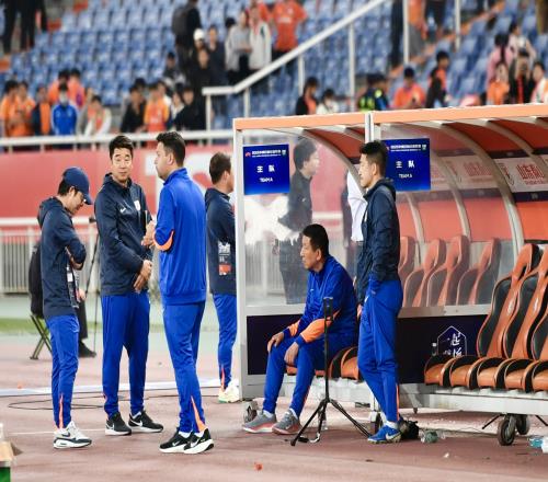 韩媒：崔康熙赛后高血压令人震惊，他被泰山主场球迷高喊下课