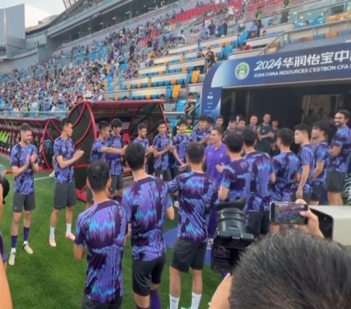 祝未来好运!记者:菲奥里奇明天清晨六点多的航班离开天津