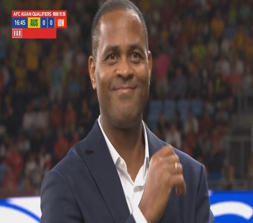 不是压着打吗印尼主帅克鲁伊维特一脸苦笑，队员也很懵逼