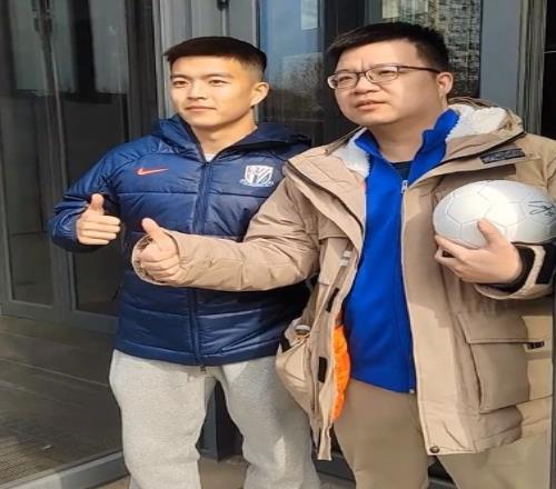 博主:原广州队边卫王世龙现身申花队内体测,为球迷签名合影