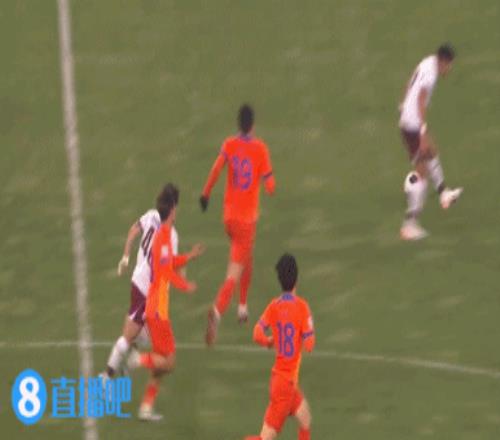 注意动作！吴兴涵侧面飞铲犯规，替补登场10分钟染黄