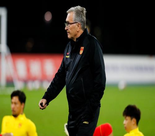 伊万:谢鹏飞和刘洋有小伤,我们在演练442平行和菱形两套阵型