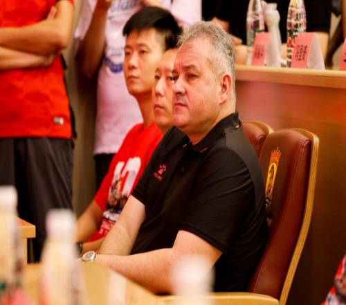 广州队董事长:强烈希望萨尔瓦多留任,但决定权在他那里