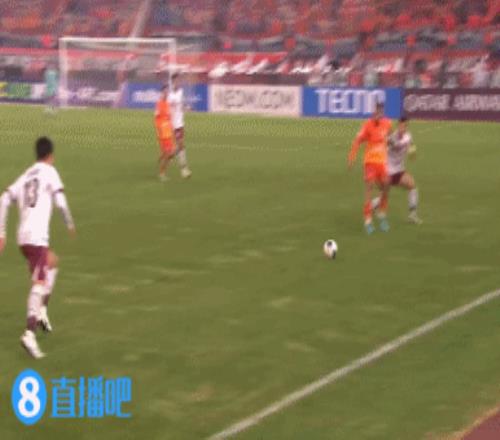 韩国功夫！光州队长拽球衣发力摔翻克雷桑，吃到黄牌一张！