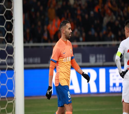 记者:德尔加多传球失误送对手反击,被球迷喊“不踢滚蛋”