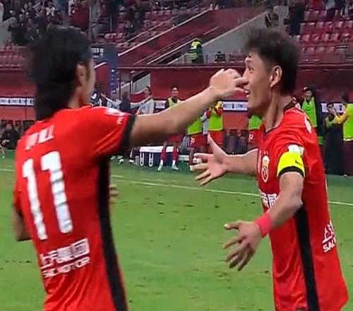 值得尊敬！上海海港弹尽粮绝仍能赢球，高居榜首，他们配得上冠军