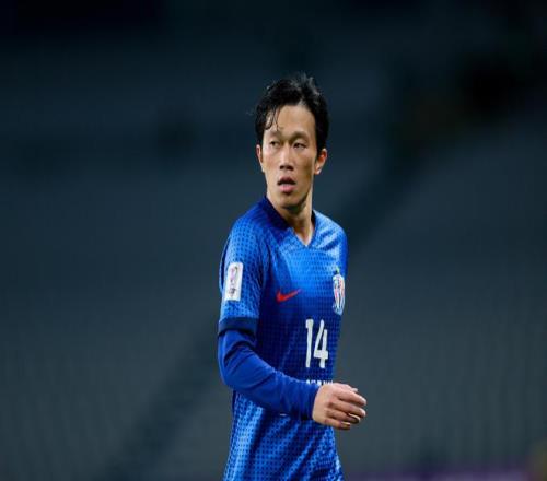 记者：于汉超、戴伟浚、谢鹏飞参加申花合练，吴曦戴面具训练