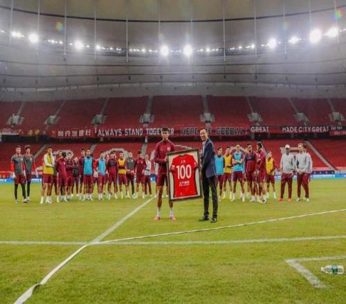 海港今日训练前，党总支书记沙良昌为李帅颁发百场纪念球衣