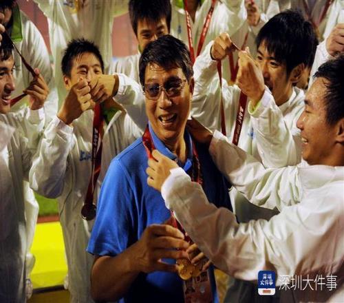 名宿徐根宝挂帅出征深圳赛区男足U20教练席星光十足