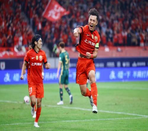 中超争冠又成上海“内战”！海港1分领跑，大连英博将成“判官”