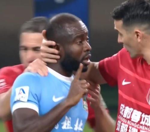闹大了！阿奇姆彭在中超遭种族歧视：球迷已向国际足联举报！