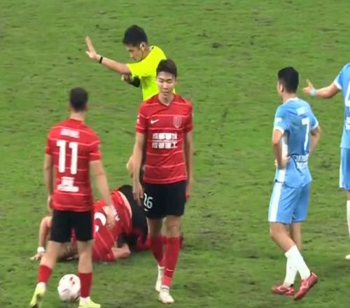 成都蓉城为何失败媒体人：俱乐部业余，球迷拙劣，不配拿冠军