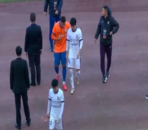 中超激烈冲突！克雷桑推人染黄，10人互相推搡，王秋明遭嘲讽