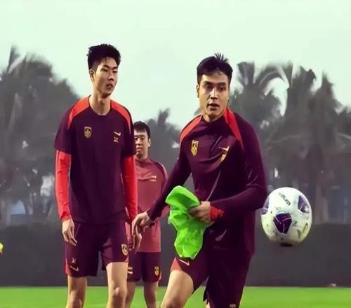 赶紧留洋！21岁国脚昨晚中超戏耍2名外援：英超级踢法！