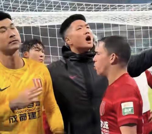 韦世豪成熟了，蹇韬回击球迷，成都无冠连锁反应队长+主帅续约难