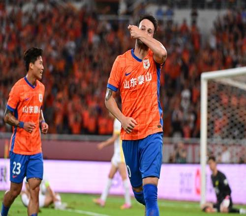 同年同月同日生，卡扎和法比奥还剩1轮在射手榜相差1球