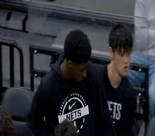 领先40分都不用曾凡博空坐板凳，篮网队太过分了