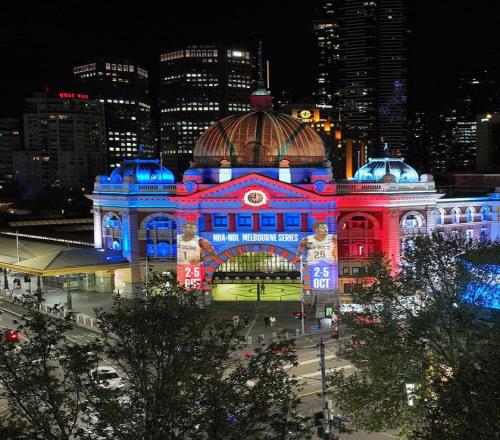 见证历史！鹈鹕和NBL官方发布菲林德街车站为季前赛预热视频