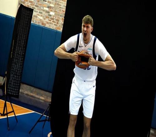 独行侠状元郎：我要争取拿到年度最佳新秀的荣誉，乔丹是我的GOAT