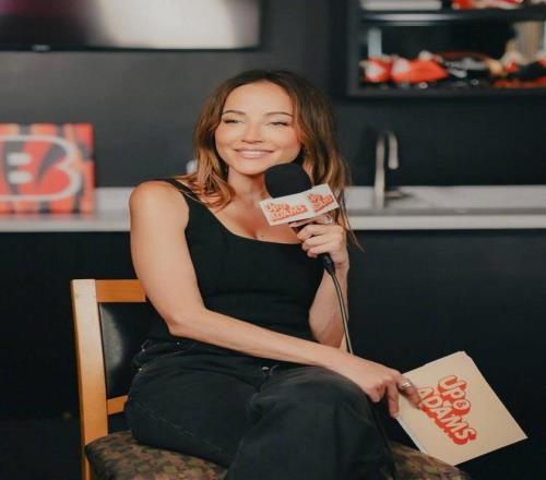 撩妹杜兰特邀约美女主播来看火箭比赛吧,赛后请你吃德州小烧烤