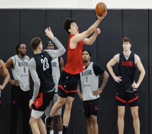 练好小抛投，文班绕着走！杨瀚森又秀新招，单打克林根队友看呆了