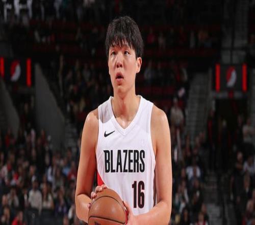 比卢普斯：杨瀚森的篮下保护很出色防守端的站位选择变得更好