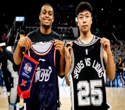 在4个对手包围下完成补篮！陈国豪首秀出彩，得分上双