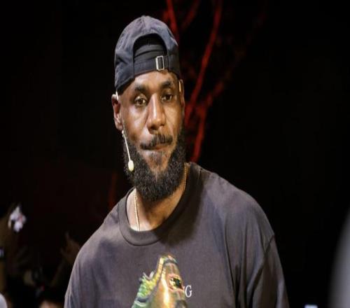 记者：詹姆斯的坐骨神经痛发生在右侧，因此与打高尔夫无关