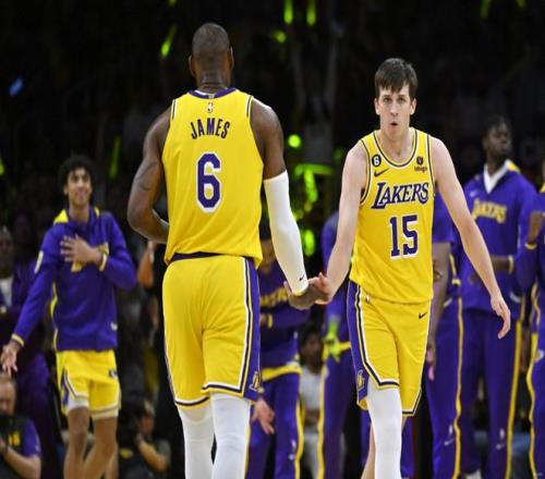 里夫斯：跟詹姆斯当队友太爽了！詹姆斯可能再打十年！