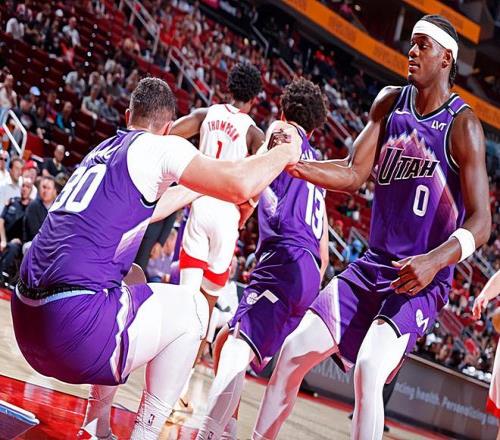 面对火箭打出攻守兼备的表现！爵士锋线新星大伤后的状态相当不错