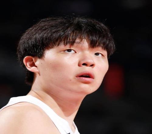 杨瀚森狂砍16分！媒体人热议：篮球人才远多足球，尬吹OR蹭热度