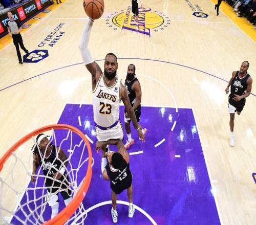 詹姆斯评生涯死亡隔扣：扣乔治打100分扣乐福9分+扣别利察10分