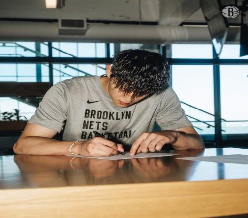 男篮小将新赛季能有望留队曾凡博：必须努力为所有亚裔打破偏见