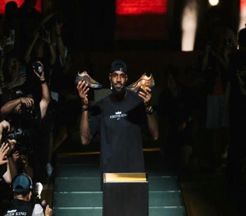 詹姆斯第23代战靴23款配色故事：致敬4冠死亡之瞳面具詹屠龙詹