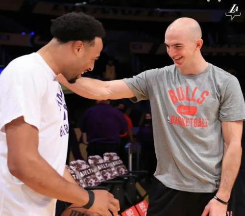 一个成为冠军，一个混不下去