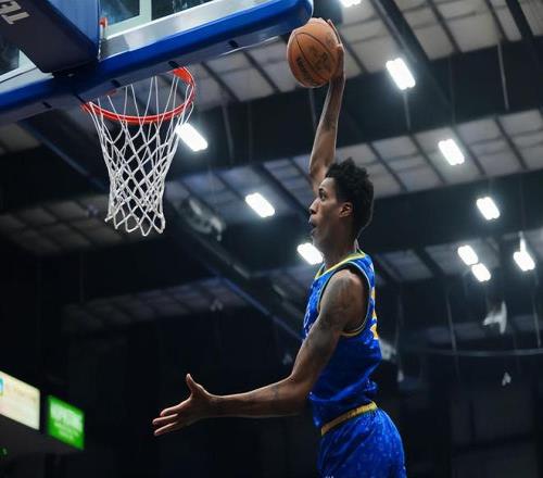 独行侠再次用训练营合同签下大个子中锋，他能争取到双向合同吗