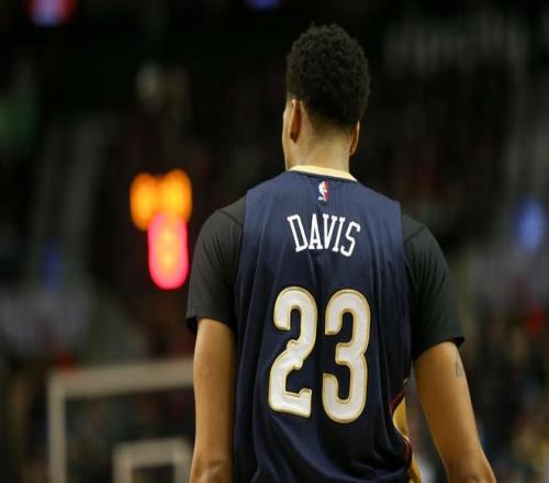 23号球衣给了双向球员！美媒提问：鹈鹕应退役浓眉的23号球衣吗