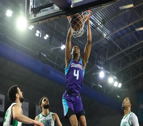 黄蜂又签下了一名内线球员，估计他很快又会被球队裁掉