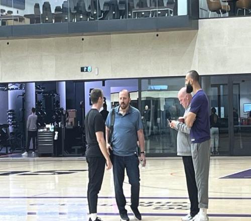 美记晒锡伯杜现身太阳训练馆照片，确认他已参加球队训练