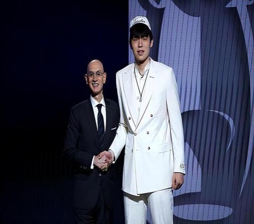 开拓者跟队记者：杨瀚森力量不足，这可能会影响他在进攻端的表现