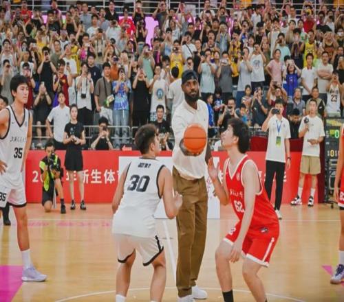NBA球员勒布朗詹姆斯现身上海交大，为篮球表演赛开球