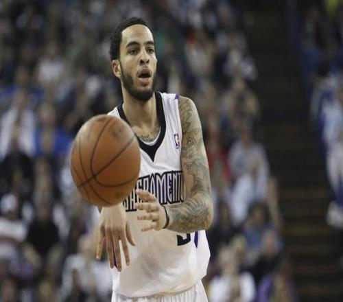 前NBA国王队球员，与警察激烈枪战，自尽身亡